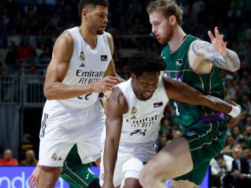 Feliz intenta escapar de la defensa de Balcerowski