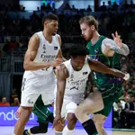 Feliz intenta escapar de la defensa de Balcerowski