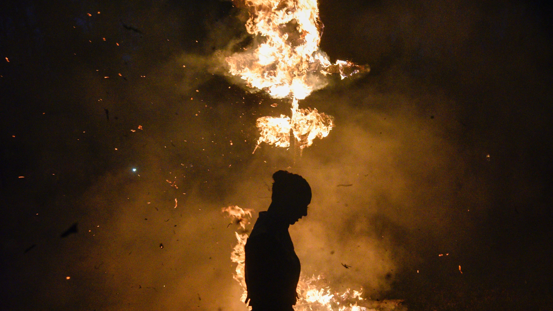 UZHGOROD (Ukraine), 15/02/2026.- Participants burn the figure of Mara, as a symbol of farewell to winter, during the 'Uzhgorod Palachinta 2026' festival, also known as Maslenitsa, in Uzhgorod, Western Ukraine, 15 February 2026, amid the ongoing Russian invasion. Maslenitsa is an Eastern Slavic religious and folk holiday that dates back to pagan times, marking the end of winter and the beginning of spring. Maslenitsa is celebrated during the week before Great Lent by most Eastern European coun...