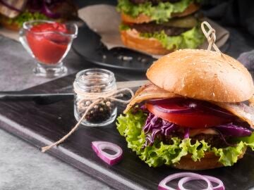 Los errores que arruinan tus hamburguesas en casa (y el m&eacute;todo de los chefs para evitarlos)
