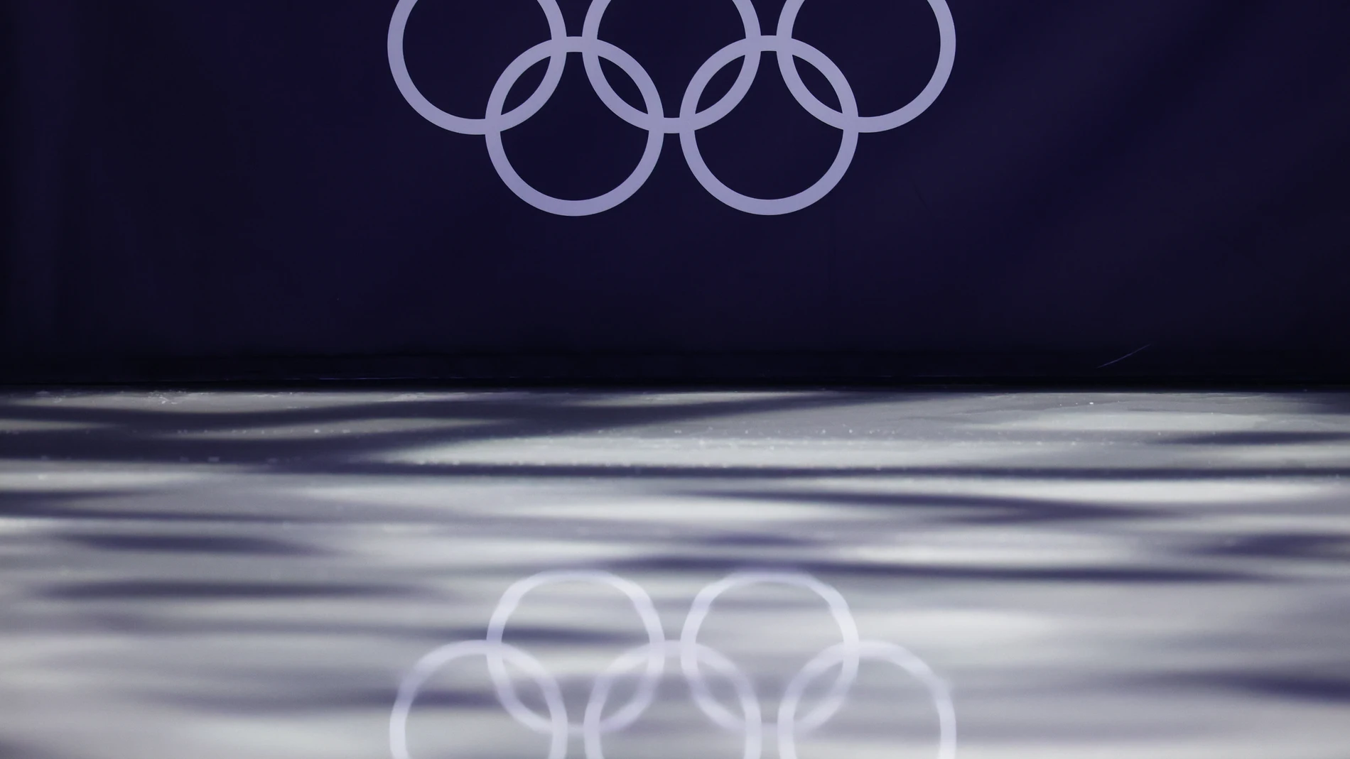 FOTODELDÍA MILÁN (Italia), 15/02/2026.- Los anillos olímpicos antes del programa corto de patinaje en pareja de las competiciones de patinaje artístico en los Juegos Olímpicos de Invierno Milano Cortina 2026, en Milán, Italia, el 15 de febrero de 2026. EFE/EPA/WU HAO