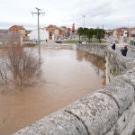 Crecida del r&iacute;o Duero a su paso por el barrio vallisoletano de Puente Duero