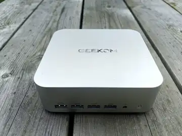 La cantidad de puertos y las configuraciones personalizables son clave en el A7 Max Geekom