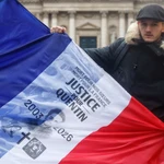 Una bandera francesa con la leyenda "Justicia para Quentin" ondeó durante una manifestación en homenaje al estudiante de 23 años asesinado en Lyon