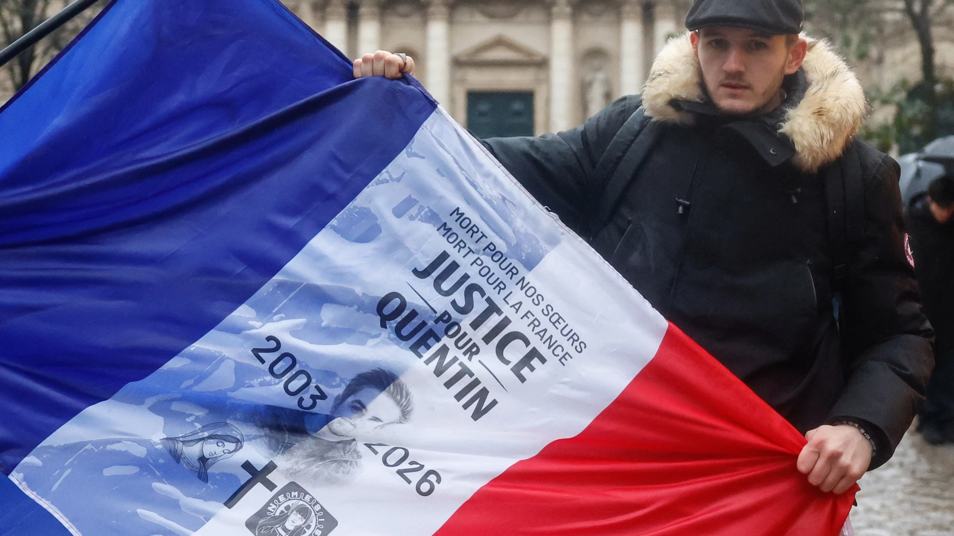 Paris (France), 15/02/2026.- A French flag reading 'Justice for Quentin', displayed during a rally to pay tribute to the 23-year-old student killed in Lyon Quentin, in place de la Sorbonne, Paris, France, 15 February 2026. Quentin, 23, died on 15 February, two days after he was violently attacked in Lyon on the sidelines of an event with LFI MEP Rima Hassan at Sciences Po. (Francia) EFE/EPA/MOHAMMED BADRA