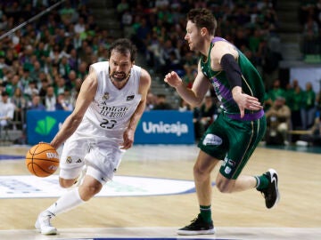 M&Aacute;LAGA, 15/02/2026.- El base del Real Madrid Sergio Llull (i) se escapa de Tyler Kalinoski, de Unicaja, durante el partido de Liga Endesa de baloncesto que se disputa este domingo en el Palacio de deportes Jos&eacute; Mar&iacute;a Mart&iacute;n Carpena. EFE/ Jorge Zapata 