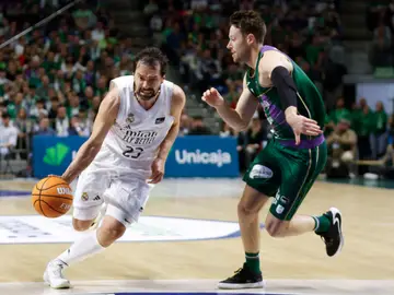 Unicaja Málaga vs Real Madrid MÁLAGA, 15/02/2026.- El base del Real Madrid Sergio Llull (i) se escapa de Tyler Kalinoski, de Unicaja, durante el partido de Liga Endesa de baloncesto que se disputa este domingo en el Palacio de deportes José María Martín Carpena. EFE/ Jorge Zapata