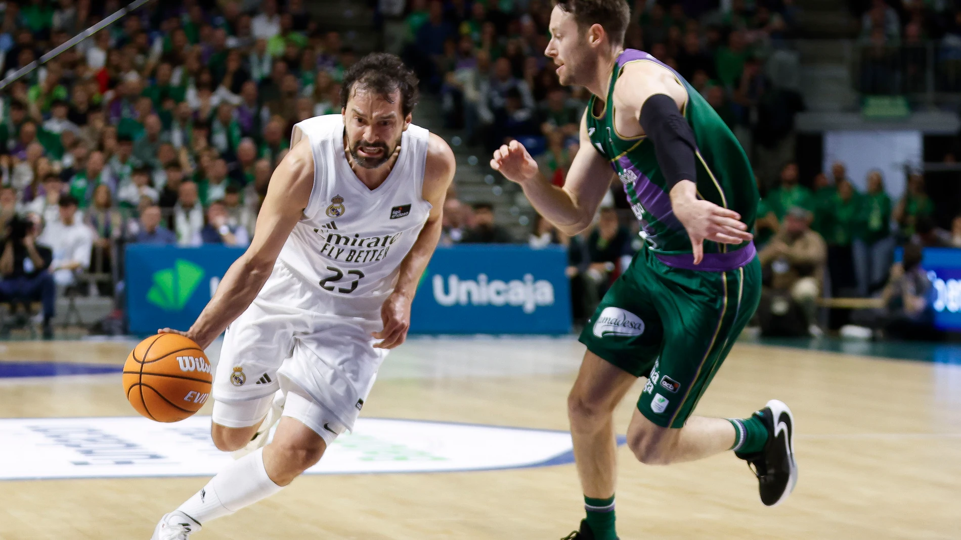 MÁLAGA, 15/02/2026.- El base del Real Madrid Sergio Llull (i) se escapa de Tyler Kalinoski, de Unicaja, durante el partido de Liga Endesa de baloncesto que se disputa este domingo en el Palacio de deportes José María Martín Carpena. EFE/ Jorge Zapata
