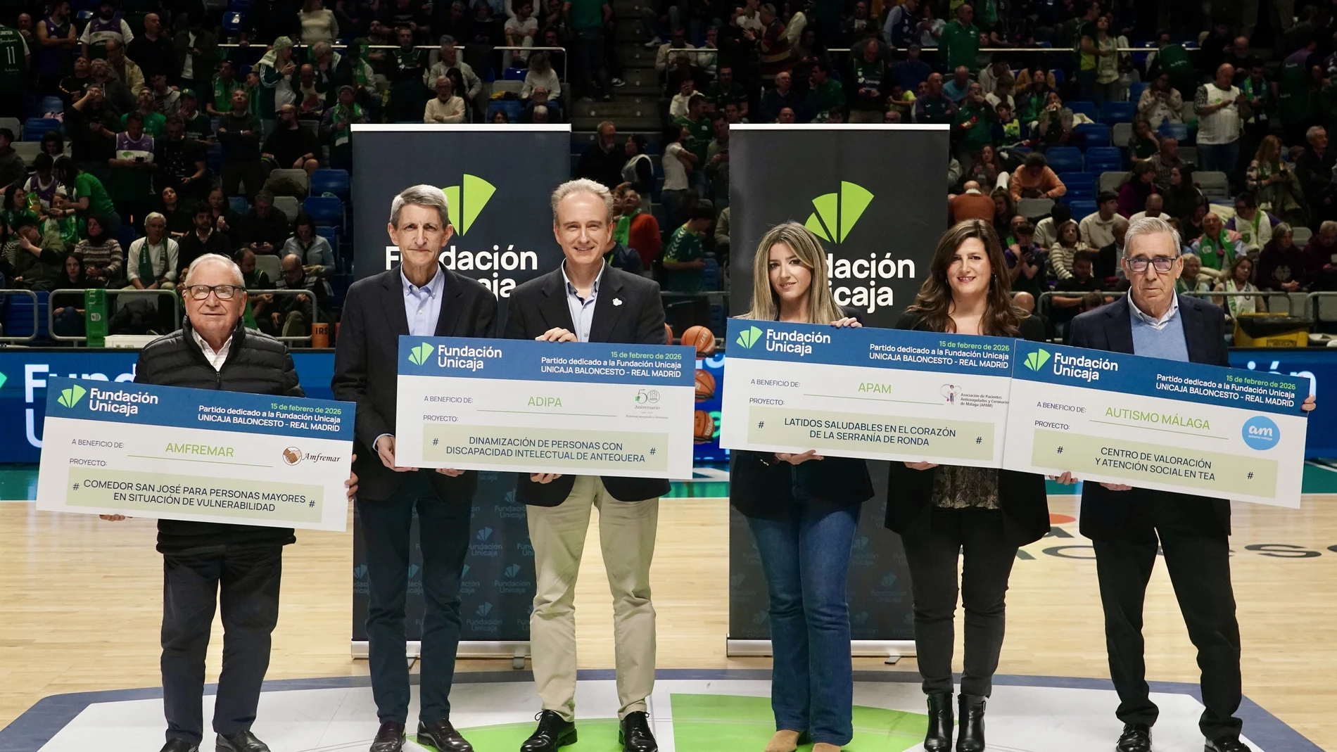 Imagen de este domingo de la entrega de cheques solidarios por la Fundación Unicaja en el descanso del partido de baloncesto entre Unicaja y Real Madrid. REMITIDA / HANDOUT por FUNDACIÓN UNICAJA Fotografía remitida a medios de comunicación exclusivamente para ilustrar la noticia a la que hace referencia la imagen, y citando la procedencia de la imagen en la firma 15/02/2026
