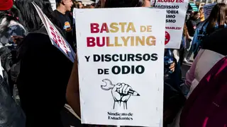 Varios estudiantes con pancartas contra el bullying, durante una manifestación en la Puerta del Sol, a 28 de octubre de 2025, en Madrid (España). El Sindicato de Estudiantes ha convocado una huelga general estudiantil este martes contra el bullying y los discursos de odio, tras el caso de Sandra Peña, la menor que se suicidó presuntamente tras sufrir acoso escolar en Sevilla. 28 OCTUBRE 2025 Carlos Luján / Europa Press 28/10/2025 Varios estudiantes con pancartas contra el bullying, durante una manifestación en la Puerta del Sol, a 28 de octubre de 2025, en Madrid (España). El Sindicato de Estudiantes ha convocado una huelga general estudiantil este martes contra el bullying y los discursos de odio, tras el caso de Sandra Peña, la menor que se suicidó presuntamente tras sufrir acoso escolar en Sevilla. 28 OCTUBRE 2025 Carlos Luján / Europa Press 28/10/2025