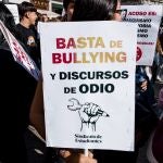 Varios estudiantes con pancartas contra el bullying, durante una manifestaci&oacute;n en la Puerta del Sol, a 28 de octubre de 2025, en Madrid (Espa&ntilde;a). El Sindicato de Estudiantes ha convocado una huelga general estudiantil este martes contra el bullying y los discursos de odio, tras el caso de Sandra Pe&ntilde;a, la menor que se suicid&oacute; presuntamente tras sufrir acoso escolar en Sevilla. 28 OCTUBRE 2025 Carlos Luj&aacute;n / Europa Press 28/10/2025