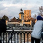 Gente pasea por el Parque del Retiro de Madrid. David Jar