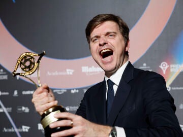 MADRID, 16/02/2026.- El presentador Marc Gir&oacute; posa con el Iris a mejor presentador de programas de entretenimiento durante la gala de los Premios Iris 2025, el encuentro anual del sector audiovisual espa&ntilde;ol que celebra la Academia de Televisi&oacute;n y de las Ciencias y las Artes del Audiovisual, este lunes en el Teatro Real Madrid. EFE/ Mariscal 