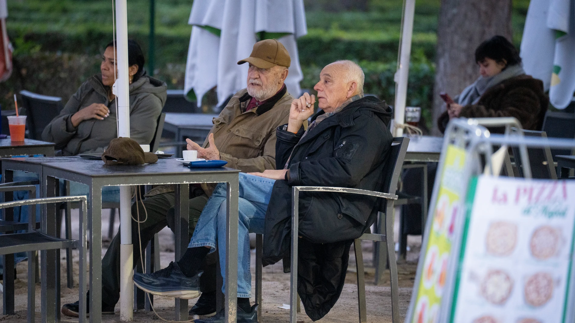 Dos jubilados en el Parque del Retiro de Madrid