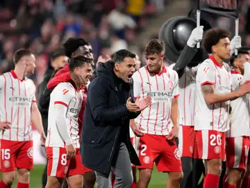 GIRONA FC - FC BARCELONA GIRONA, 16/02/2026.- El entrenador e los jugadores del Girona celebran la victoria al finalizar el partido de la jornada 24 de LaLiga de fútbol que Girona FC y FC Barcelona disputaron este lunes en el estadio de Moltilivi. EFE/David Borrat