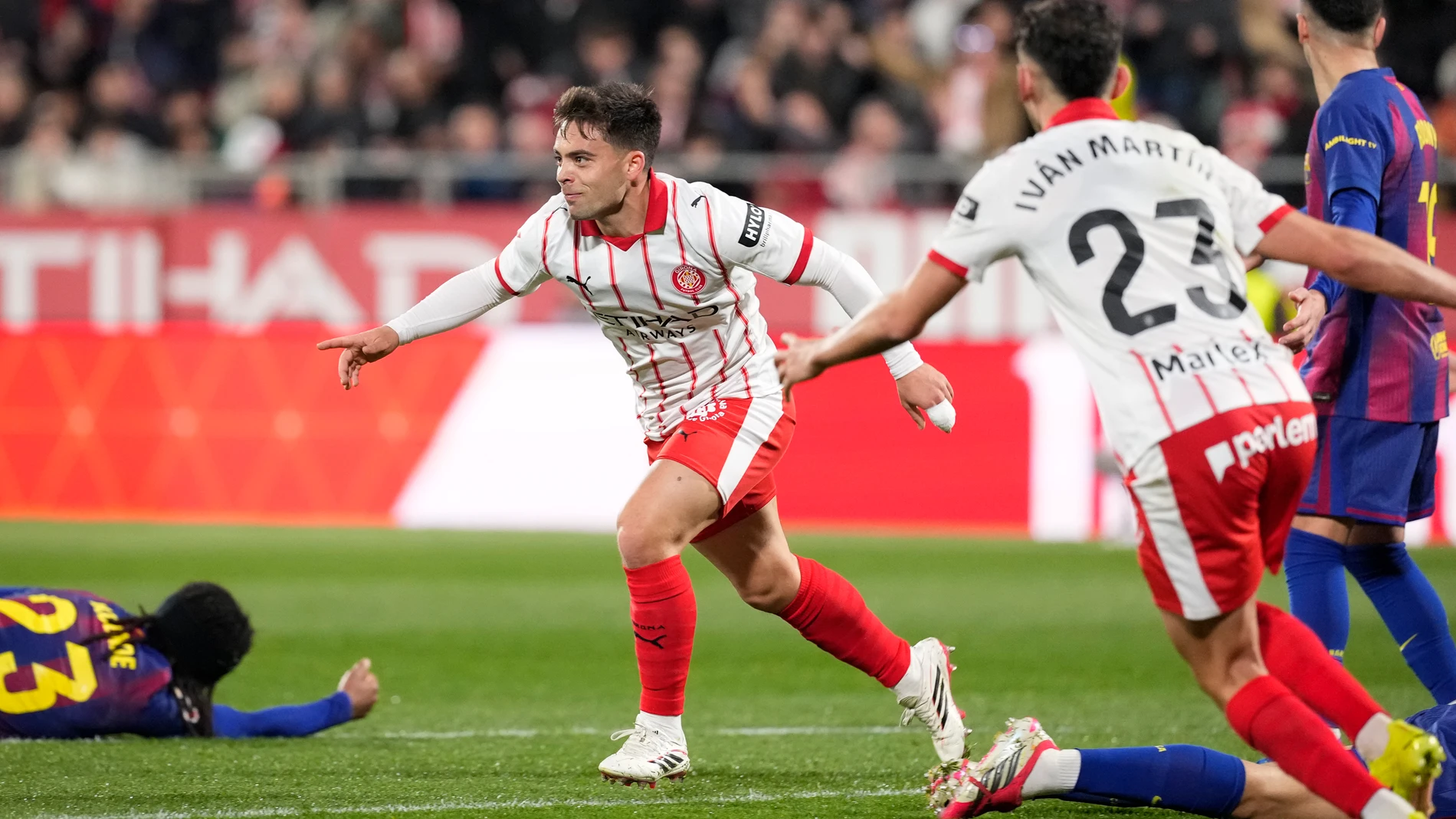 Así fue el polémico segundo gol del Girona al Barcelona: ¿debió ser anulado por pisotón a Koundé?