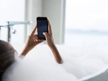 &iquest;Por qu&eacute; es malo meter el tel&eacute;fono en el ba&ntilde;o mientras te duchas? esto ocurre con el vapor