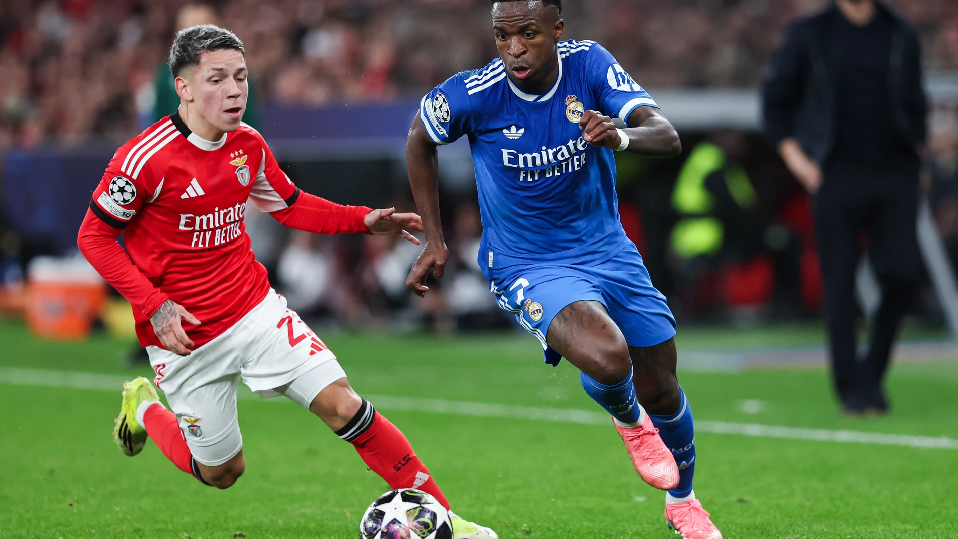 Gianluca Prestianni of SL Benfica and Vinicius Junior of Real Madrid CF in action during the UEFA Champions League 2025/26 League Knockout Play-off First Leg match between SL Benfica and Real Madrid C.F. at Estadio do SL Benfica on February 17, 2026 in Lisbon, Portugal. AFP7 17/02/2026 ONLY FOR USE IN SPAIN