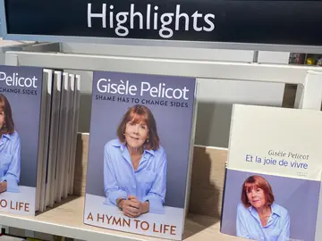 Lanzamiento mundial en una veintena de lenguas del libro de Gisèle Pelicot LONDRES, 17/02/2026.- Copias del libro de Gisèle Pelicot en una librería en Londres, este martes, con motivo del lanzamiento mundial en una veintena de lenguas del libro 'La alegría de vivir ' (Flammarion), escrito por Gisèle Pelicot en colaboración con la periodista Judith Perrignon. EFE/ Luis Campello