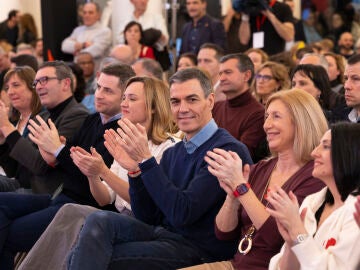 Borja Cabez&oacute;n junto a la candidata del PSOE en Arag&oacute;n, Pilar Alegr&iacute;a y el presidente del Gobierno, Pedro S&aacute;nchez. Eva Ercolanese/PSOE / Europa Press 06/02/2026