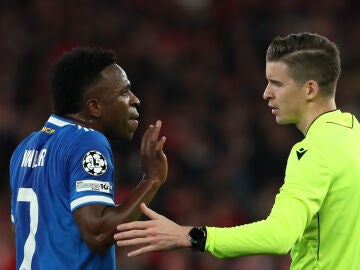 Real Madrid's Vinicius Junior argues with referee Fran&ccedil;ois Letexier after scoring the opening goal during a Champions League playoff soccer match between SL Benfica and Real Madrid in Lisbon, Portugal, Tuesday, Feb. 17, 2026. (AP Photo/Pedro Rocha)