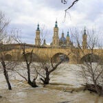 Crecida del r&iacute;o Ebro a su paso por Zaragoza