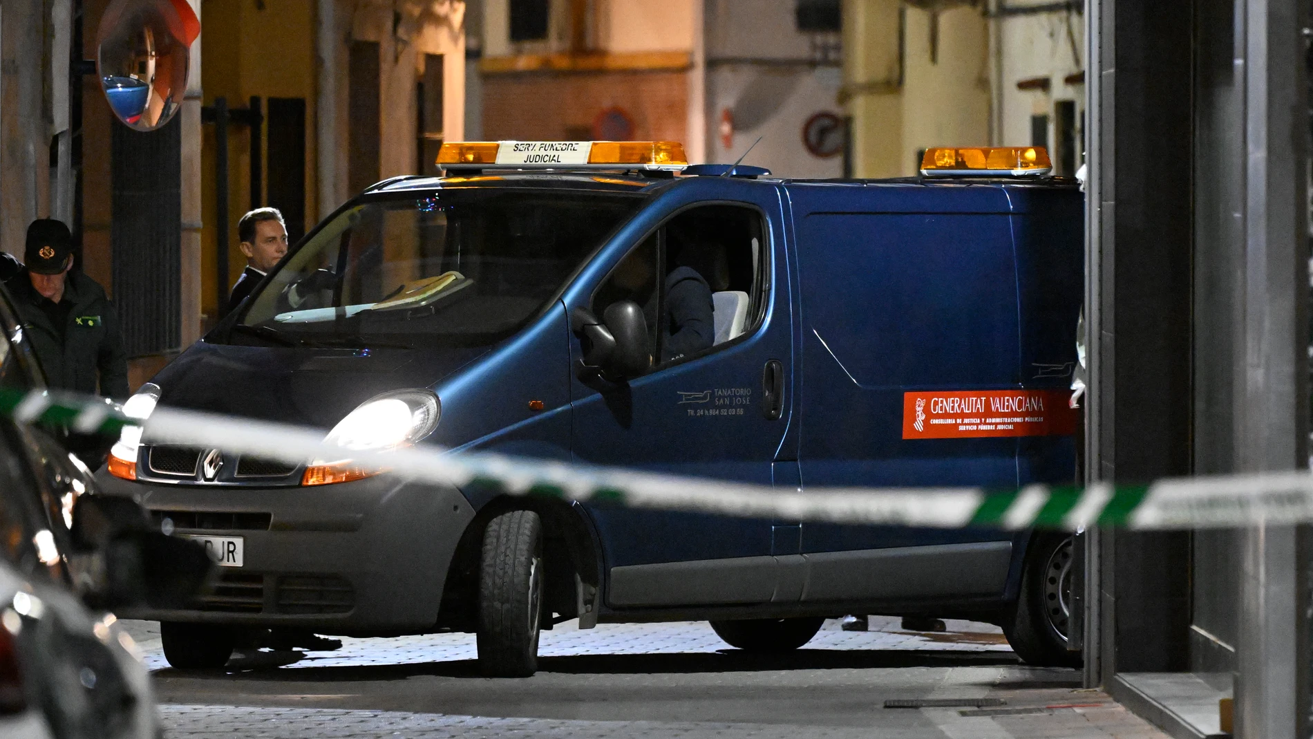 XILXES (CASTELLÓN), 17/02/2026.- La Guardia Civil investiga la muerte violenta de una mujer y su hija, una niña de 12 años, cuyos cuerpos han sido hallados este martes en una vivienda del municipio castellonense de Xilxes. El aviso se ha recibido esta tarde por un posible doble crimen y hasta el lugar se han desplazado con urgencia una patrulla de la Policía Local y otra de la Guardia Civil. La mujer hallada muerta estaba en el sistema VioGén y hace unos días se le hizo una valoración sobre l...