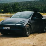 Frontal del Tesla Model Y de 2025