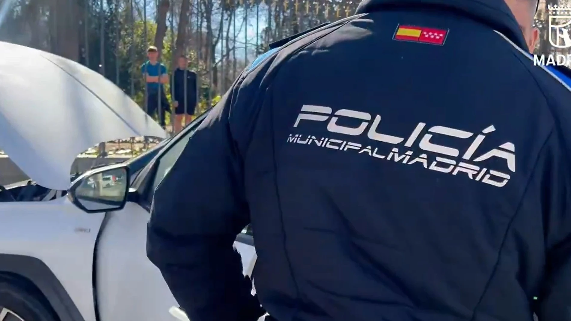 Agentes de la Policía Municipal de Madrid durante el atestado tras un accidente de coche en la Puerta de Alcalá, en la acera del Retiro REMITIDA / HANDOUT por EMERGENCIAS MADRID Fotografía remitida a medios de comunicación exclusivamente para ilustrar la noticia a la que hace referencia la imagen, y citando la procedencia de la imagen en la firma 17/02/2026