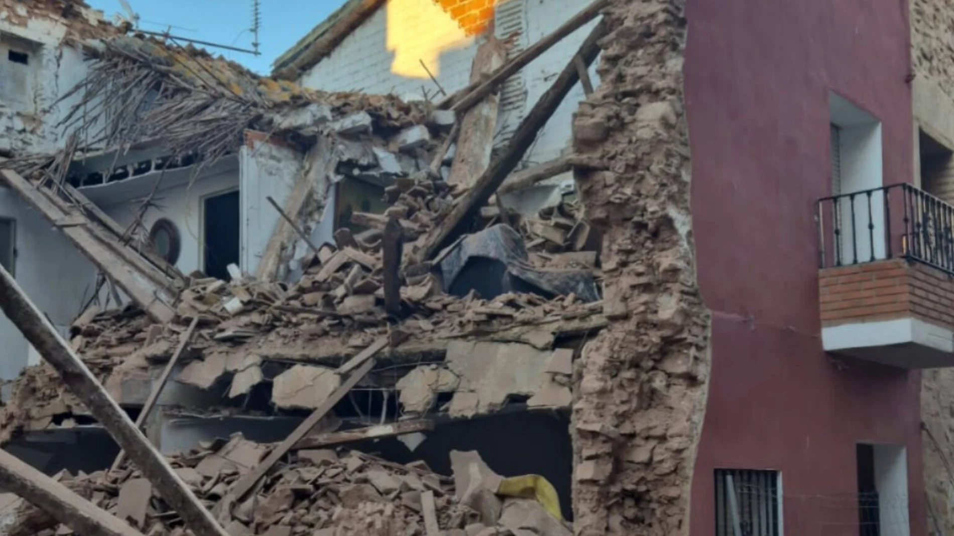 Sucesos.- Una casa se derrumba en Puçol (Valencia) sin provocar heridos pero deja 25 personas desalojadas