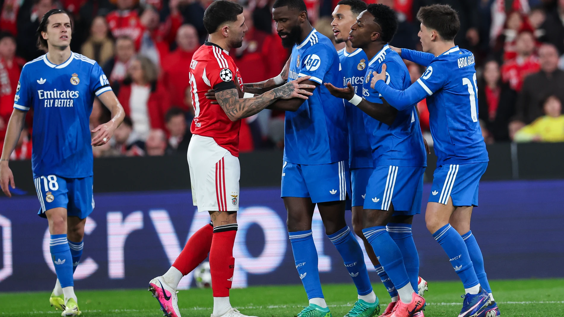 Nicolas Otamendi of SL Benfica and Vinicius Junior of Real Madrid CF discussing during the UEFA Champions League 2025/26 League Knockout Play-off First Leg match between SL Benfica and Real Madrid C.F. at Estadio do SL Benfica on February 17, 2026 in Lisbon, Portugal. AFP7 17/02/2026 ONLY FOR USE IN SPAIN