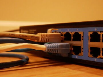 Trasera de router con cables