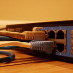Trasera de router con cables