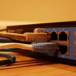 Trasera de router con cables
