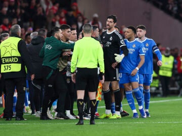 Thibaut Courtois and Kylian Mbappe of Real Madrid CF protests during the UEFA Champions League 2025/26 League Knockout Play-off First Leg match between SL Benfica and Real Madrid C.F. at Estadio do SL Benfica on February 17, 2026 in Lisbon, Portugal.AFP7 17/02/2026 ONLY FOR USE IN SPAIN