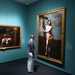 Una visitante se detiene ante el "Cristo resucitado abrazado a la cruz" de Guido Reni