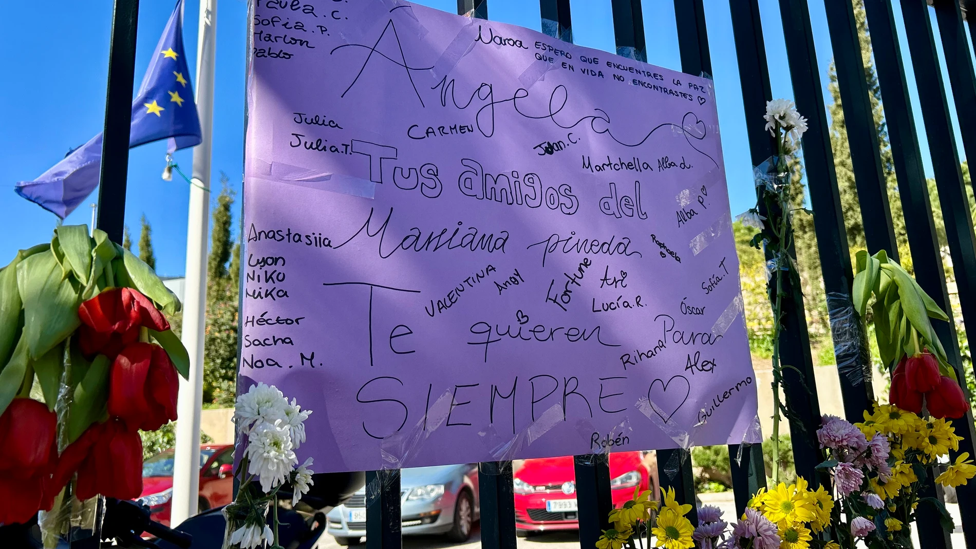 Cartel colocado este martes por amigos y compañeros de Ángela en el IES Benalmádena