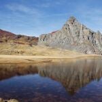 Arag&oacute;n blinda los lagos del Anayet: proh&iacute;be el acceso al ba&ntilde;o y acota el tiempo de pernocta