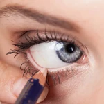 Olvida el delineador blanco: una experta en maquillaje revela el color