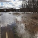 Temporal.- La acumulaci&oacute;n de agua en la calzada mantiene cortados once tramos de carreteras de CyL