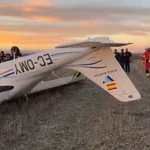 Sucesos.- Una avioneta aterriza de emergencia junto a la M-407 en Leganés sin registrar heridos