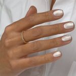Manicura blanca perlada efecto silk glass sobre u&ntilde;as cortas