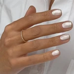 Manicura blanca perlada efecto silk glass sobre uñas cortas