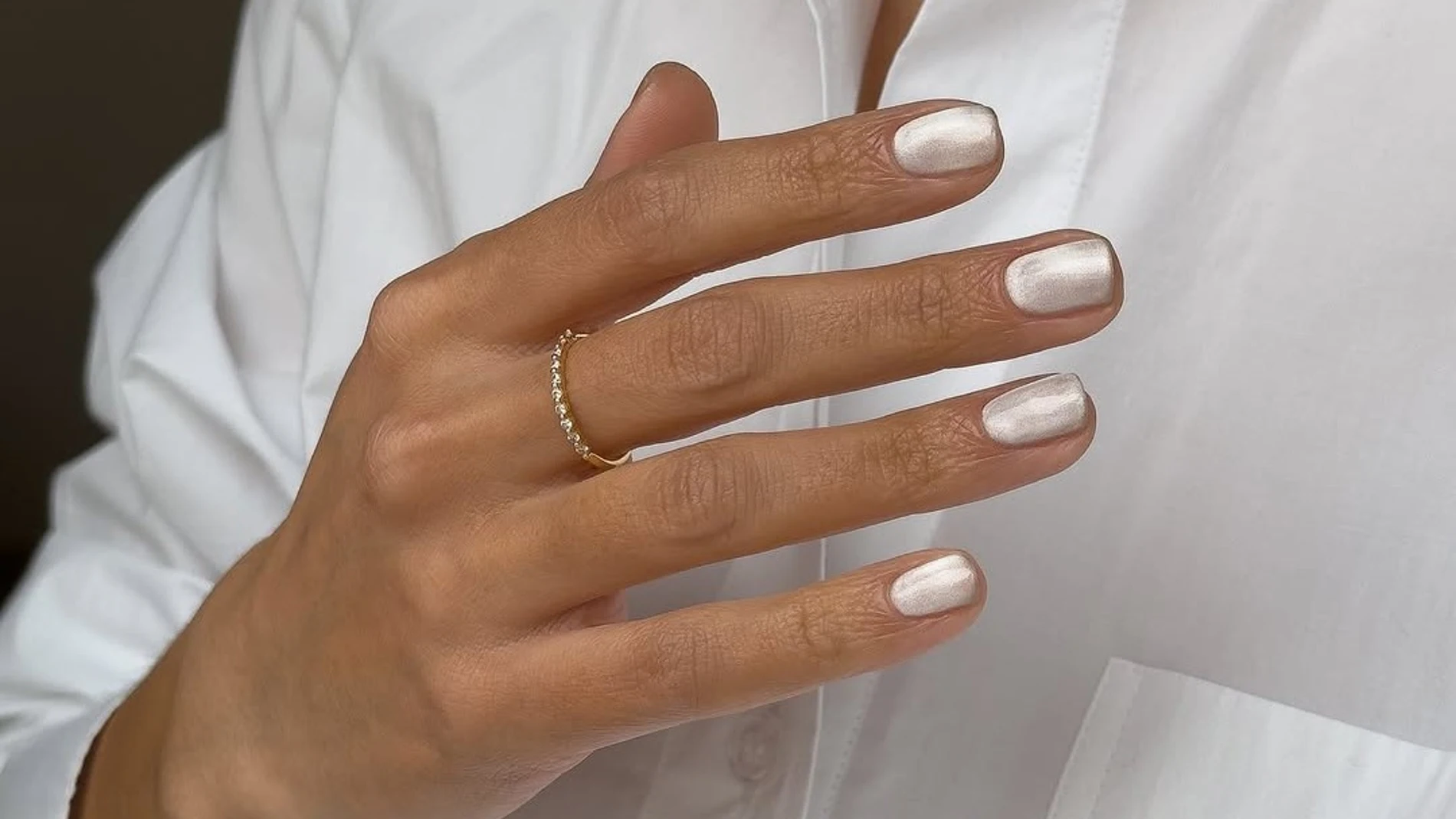 Manicura blanca perlada efecto silk glass sobre uñas cortas