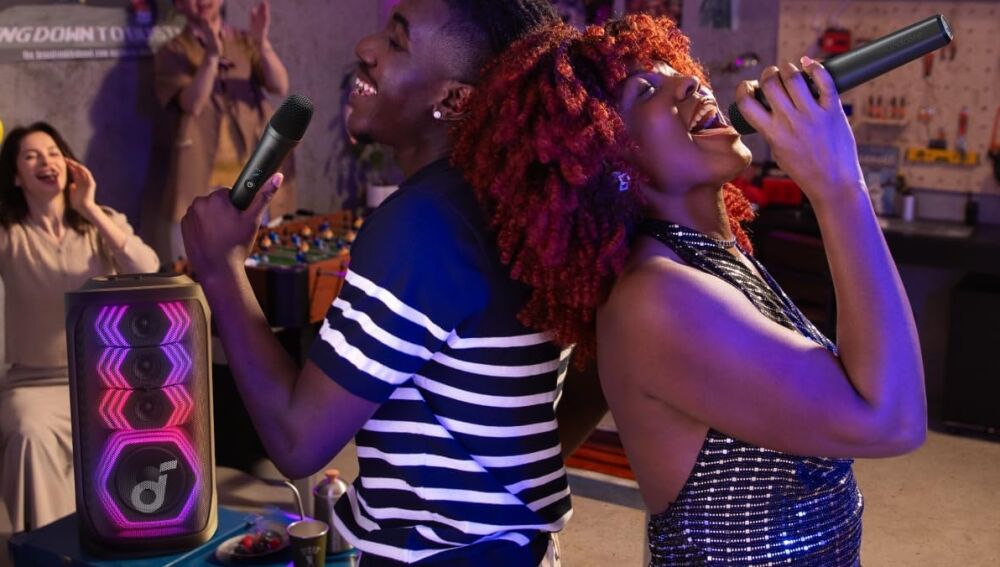 Se puede cantar un dúo con los micrófonos incluidos y sin enredos de cables