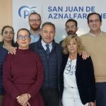 La alcaldesa de San Juan de Aznalfarache, Mar&iacute;a Luisa Moya, junto al presidente del PP de Sevilla, Ricardo S&aacute;nchez, y otros cargos del partido