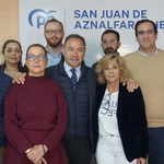 La alcaldesa de San Juan de Aznalfarache, María Luisa Moya, junto al presidente del PP de Sevilla, Ricardo Sánchez, y otros cargos del partido