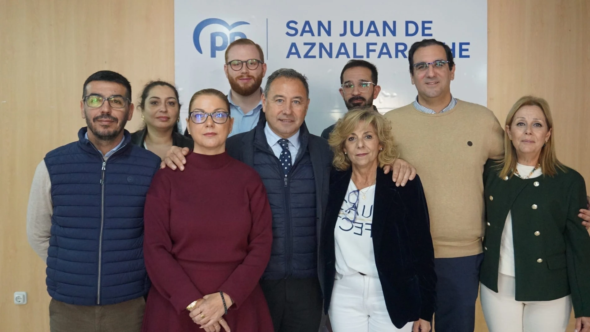 La alcaldesa de San Juan de Aznalfarache, María Luisa Moya, junto al presidente del PP de Sevilla, Ricardo Sánchez, y otros cargos del partido.REMITIDA / HANDOUT por PP SEVILLAFotografía remitida a medios de comunicación exclusivamente para ilustrar la noticia a la que hace referencia la imagen, y citando la procedencia de la imagen en la firma17/02/2026