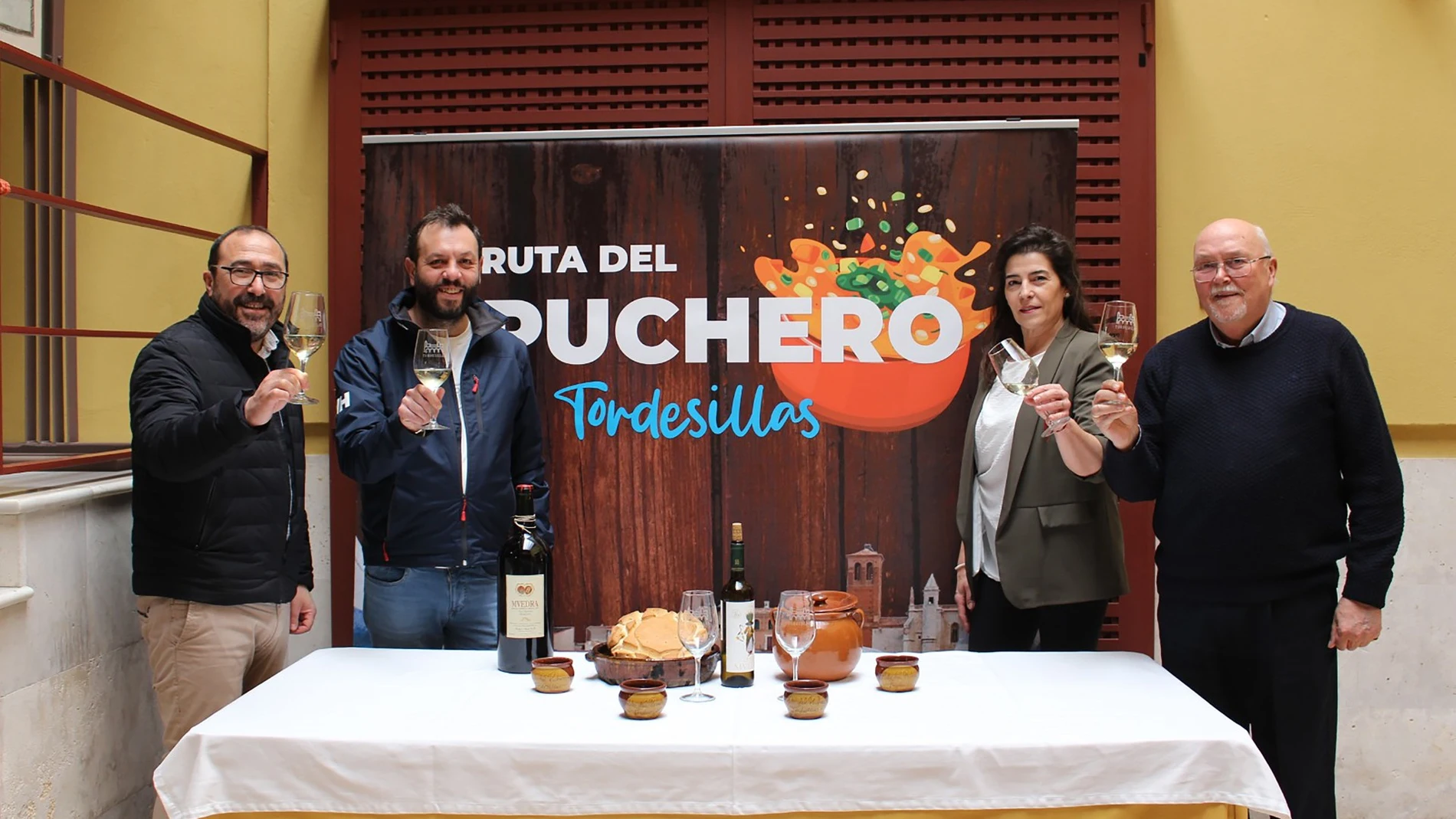 El alcalde, Miguel Ángel Oliveira, la concejala de Turismo, Susana Santiago, el concejal de Movilidad, Isaías García, y el presidente de la Asociación de Hosteleros, Víctor Galván, presentan la ruta