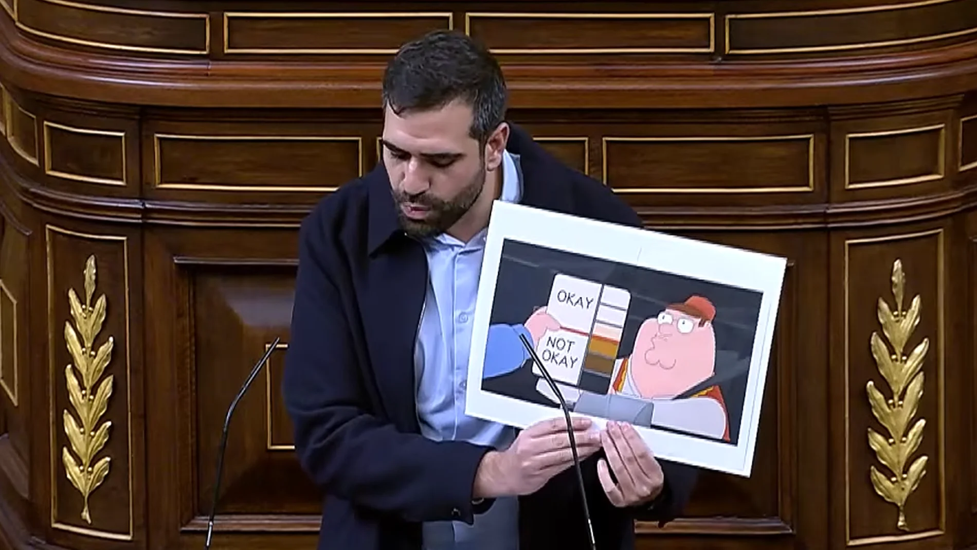 El surrealista momento en el que un diputado del PSOE 'lanza' un meme de ' Padre de familia' a Vox: "Son xenófobos y aporafóbicos"
